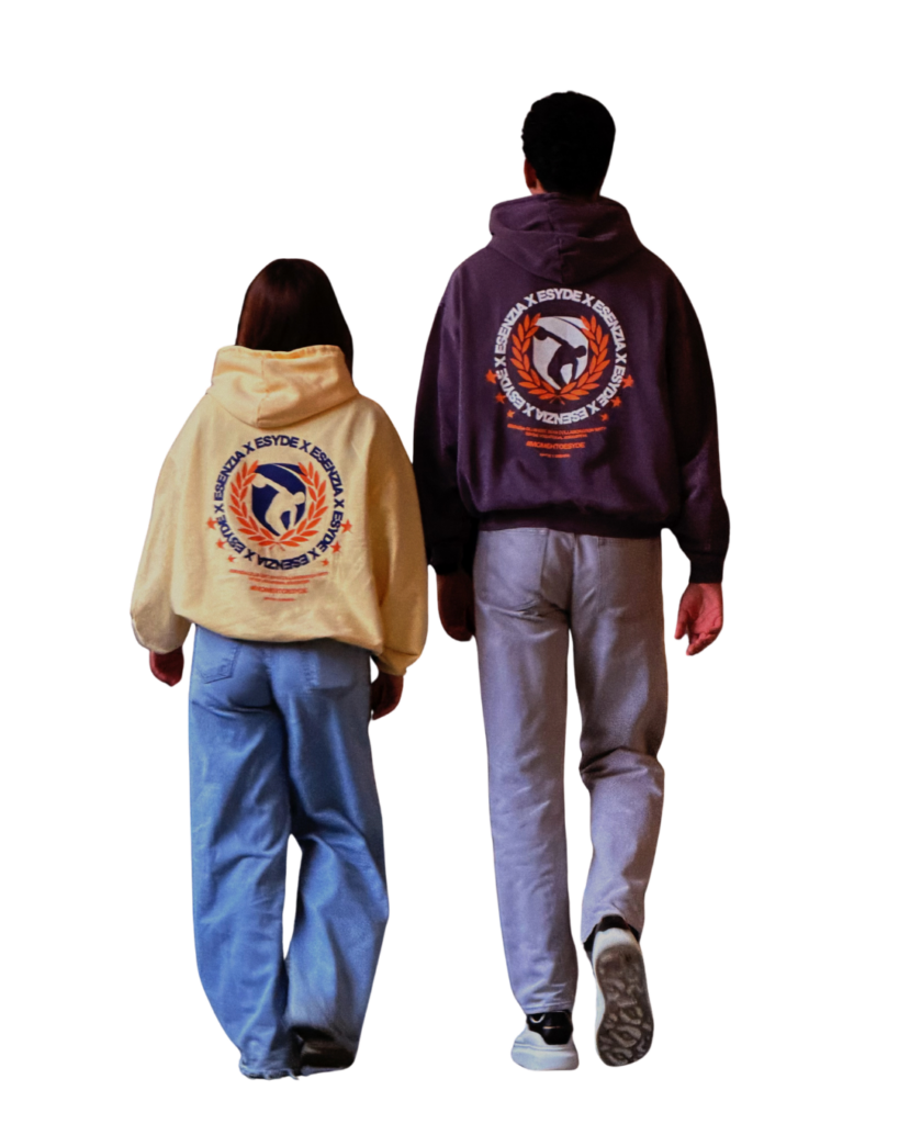 Chico y chica paseando con una sudadera de ESYDE por Esenzia