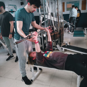 Alumnos del grado TSAF realizando prácticas en un gimnasio.