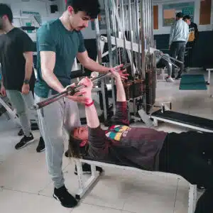 Alumnos del grado TSAF realizando prácticas en un gimnasio.