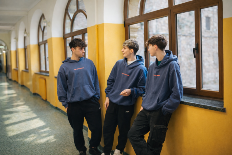 alumnos de esyde charlando