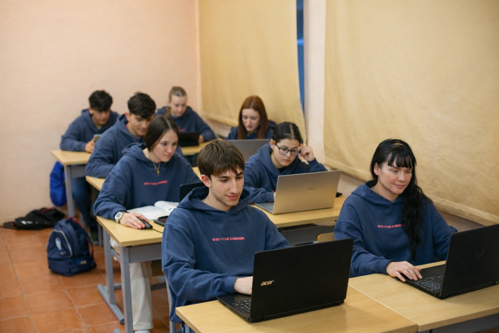 alumnos de esyde estudiando con ordenadores y libros
