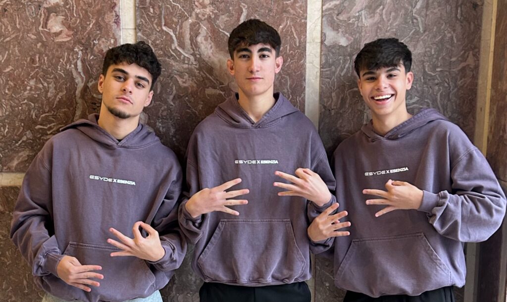 alumnos de esyde posando para una foto