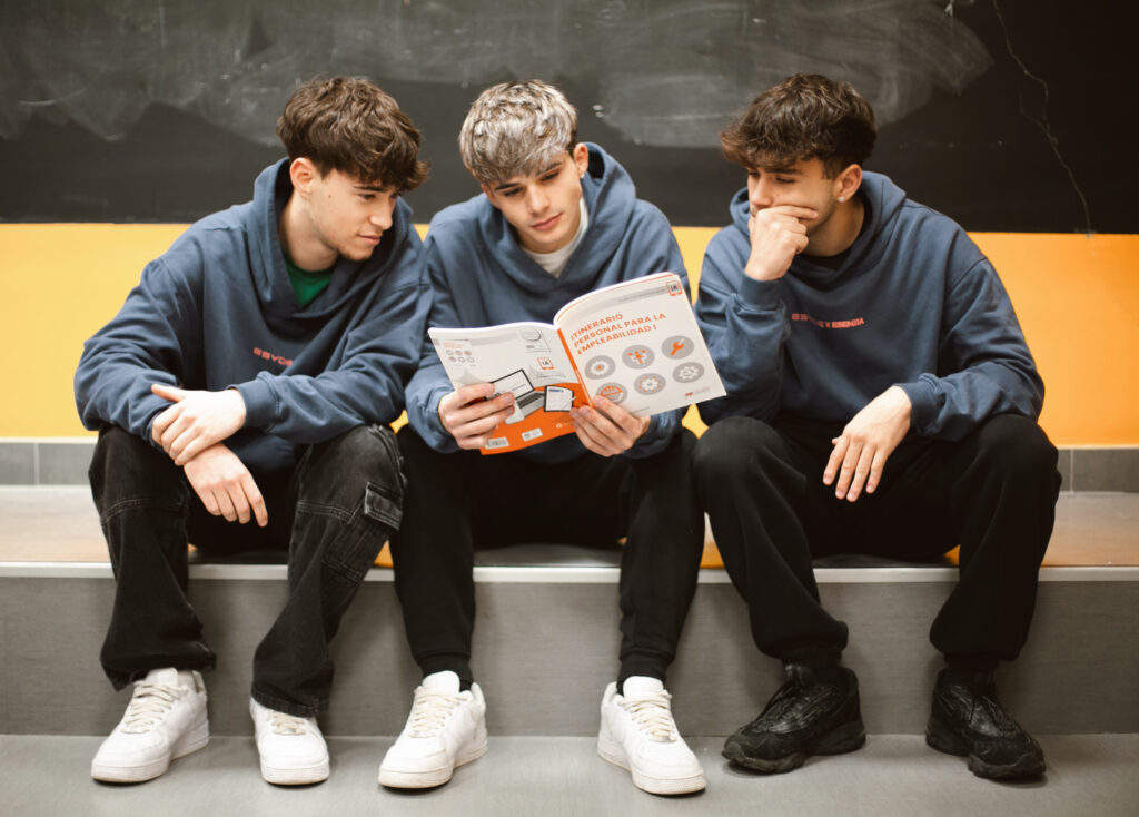 ESYDE abre inscripciones - Alumnos de ESYDE consultando información sobre la oferta formativa