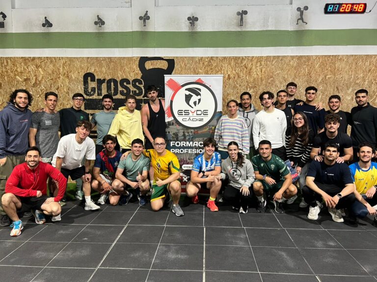 Alumnos del curso de ingeniería del crossfit, fuerza e hipertrofia