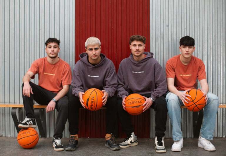alumnos con pelota de baloncesto