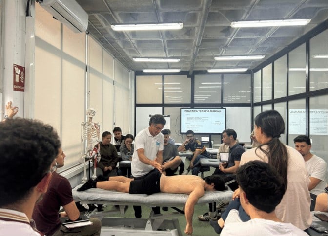 Clase práctica del máster en fisioterapia deportiva de ESYDE