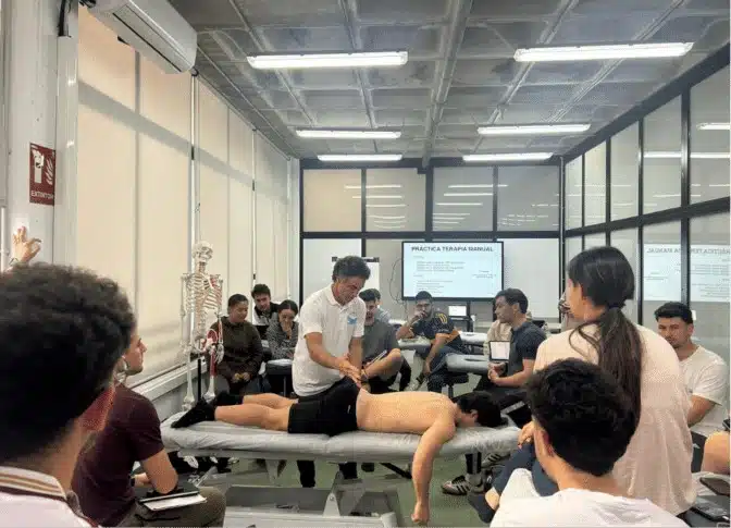 Clase práctica del máster en fisioterapia deportiva de ESYDE